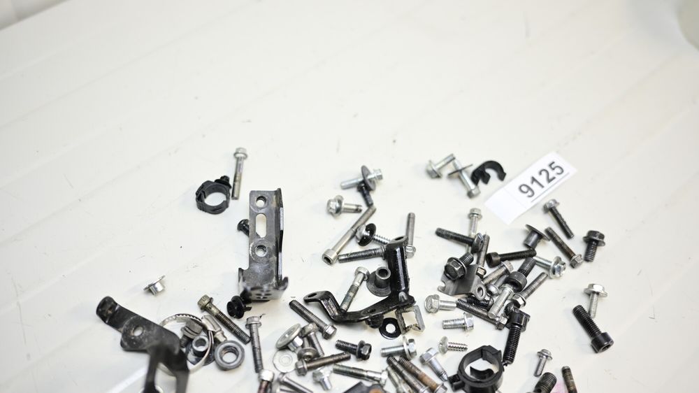 Kawasaki Z1000 R 2014 2020 Diverse suruburi si prinderi