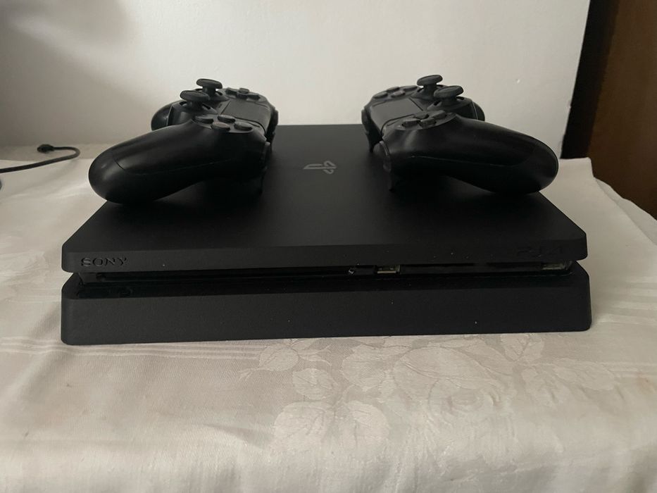 PS4 inpecabil doua manete și 2 jocuri