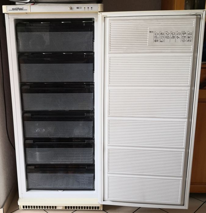 Продавам фризер и хладилник