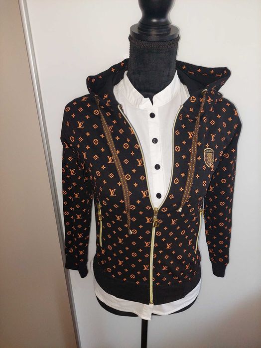 Jacheta / hanorac Louis Vuitton cu gluga si logo metalic