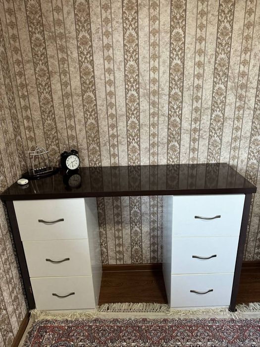 Stol va kreslo sotiladi.