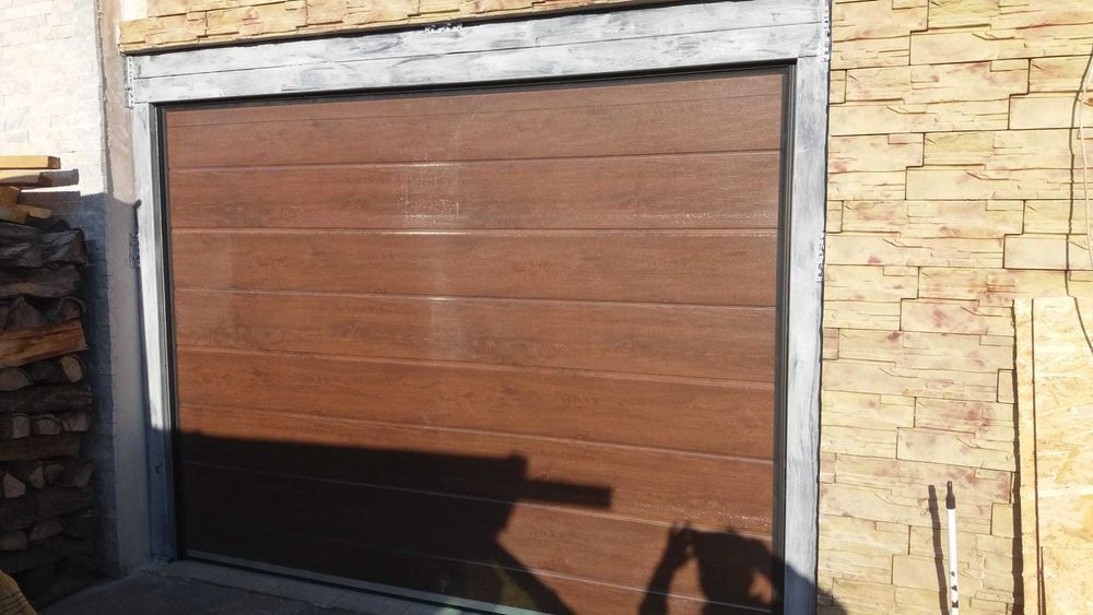 Uși de garaj rezidențiale culoare maro