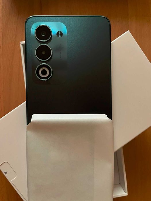 Телефон OPPO A5 чисто нов