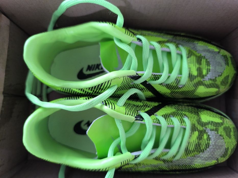 Буцы для игры в футбол.