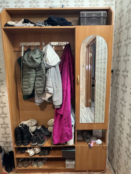 Отдам даром прихожую. Самовывоз.