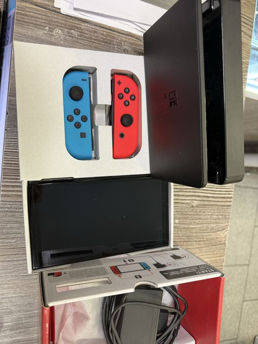 Nintendo Switch OLED + 2 Игри