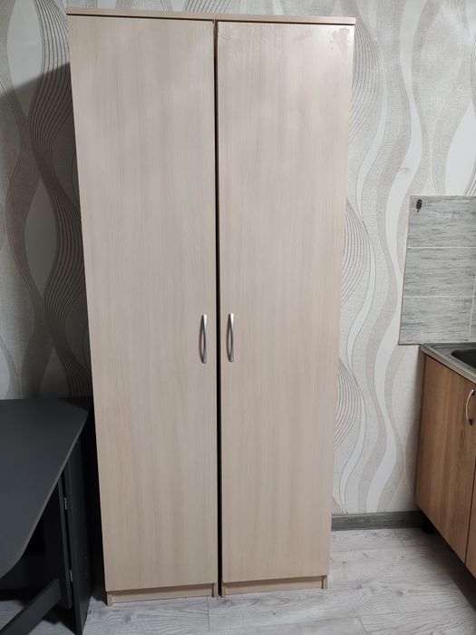 Продам 2 шкафа-пенала (можно один)