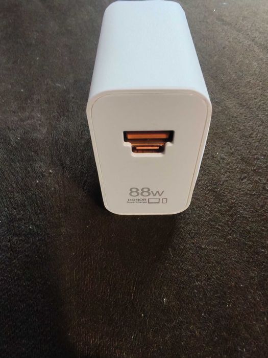 Продавам чисто ново зарядно хонор 88 вата