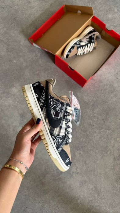 SB Dunk Low Travis Scott
