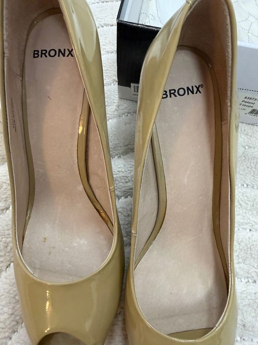 Pantofi Bronx cu toc si varf decupat