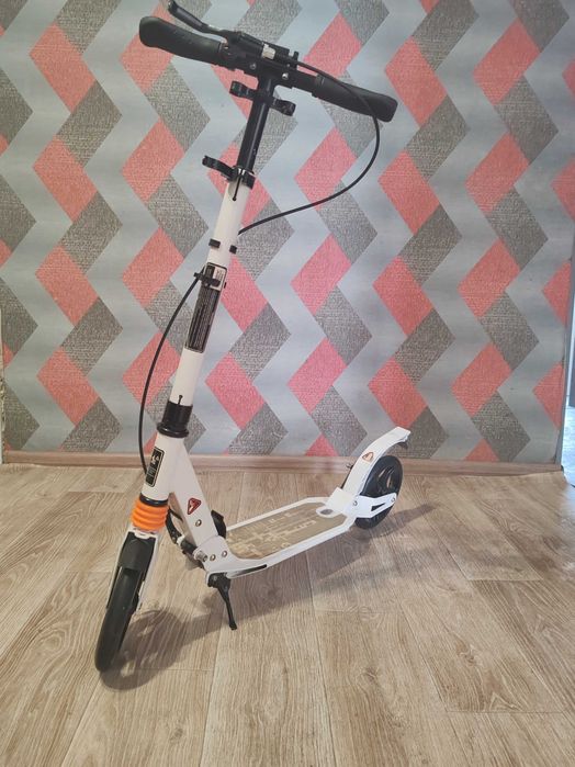 Самокат белый. Складной.