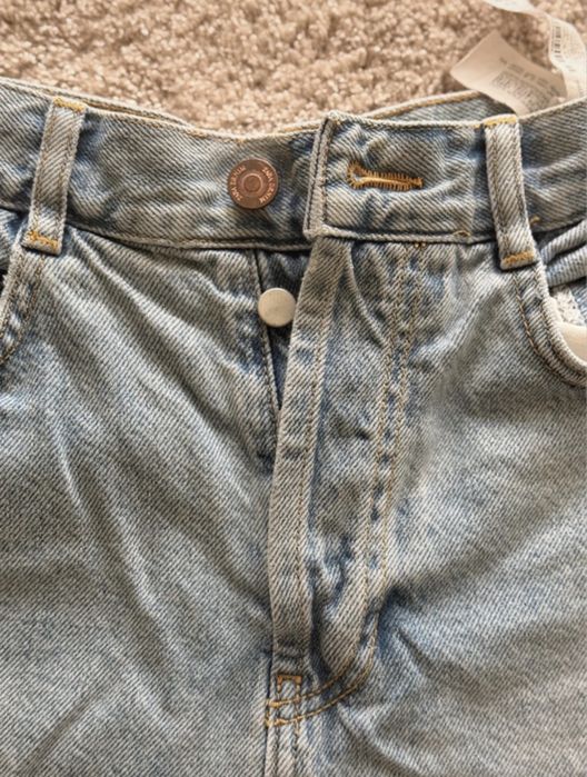 Șort jeans Zara distressed cu strasuri laterale