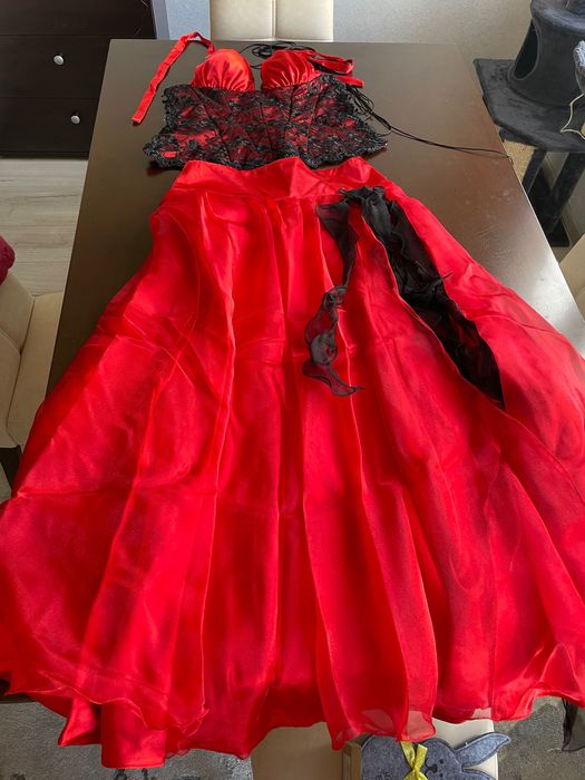 Сатенена бална рокля