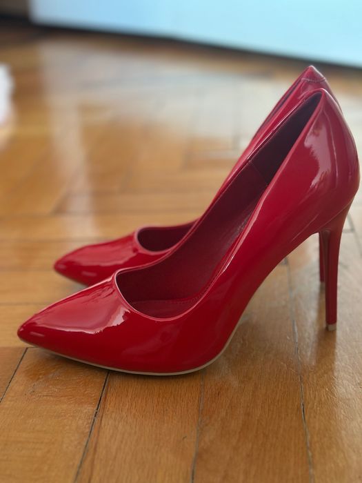 Чисто нови червени токчета