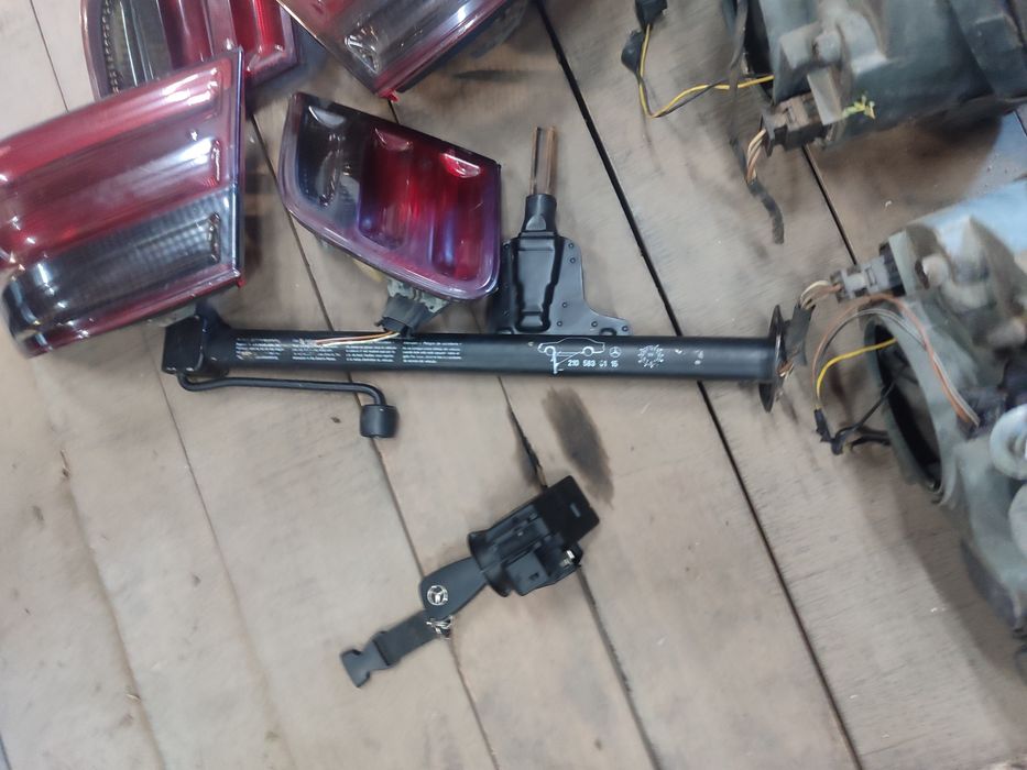 Фарове, стопове,гълтач с ключ,крик Мерцедес Е класа