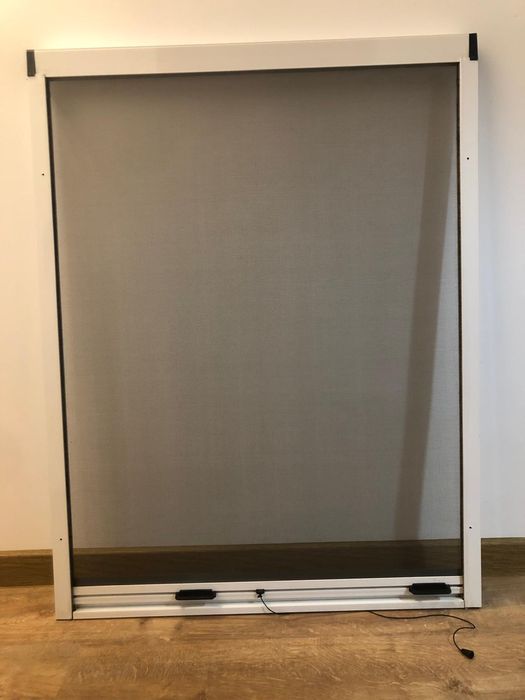 Plase tantari tip RULOU, ALB, retractabila Schuko