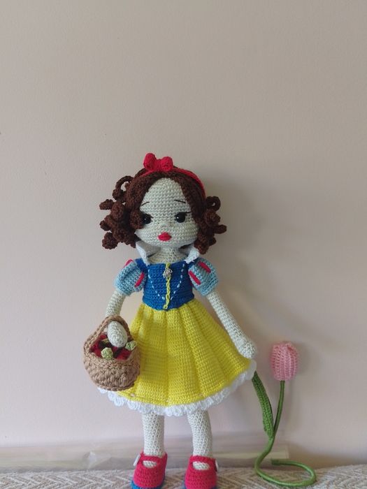 Снежанка ръчно плетена кукла