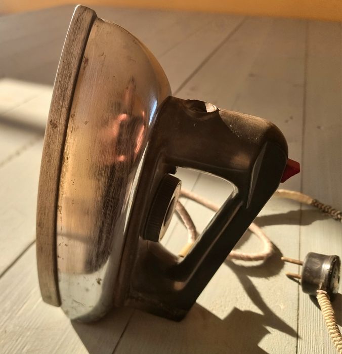 Утюг сотилади.Холати ва ишлаши яхши.