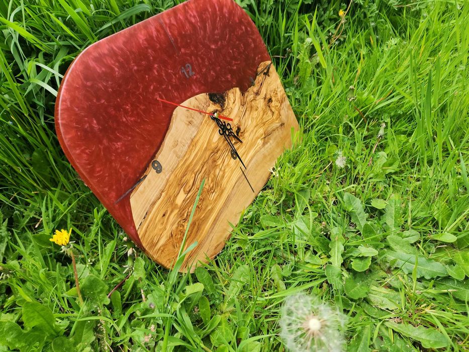 Стенен Часовник от епоксидна смола и маслина