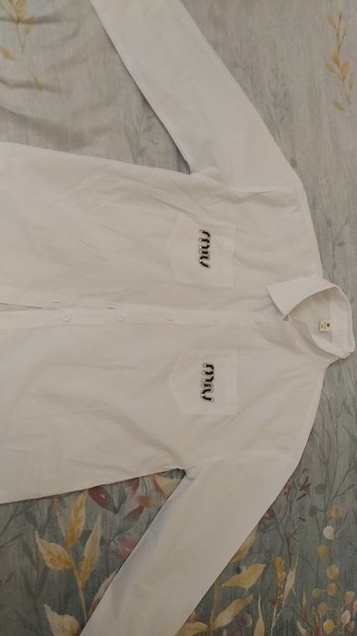 Oversize, brend-MIU MIU, narxi 135ming, sifati aʼlo, rangi oq.