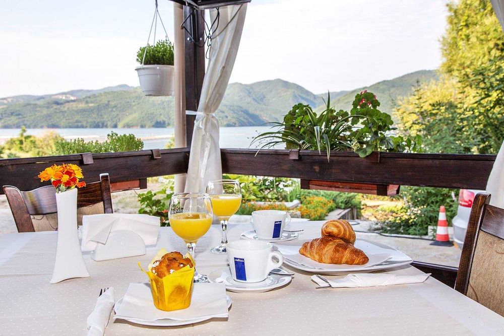 Дава се под наем Хотел в с. Главатарци, Област Кърджали - 1000 кв.м за 1299000 € - Снимка #12