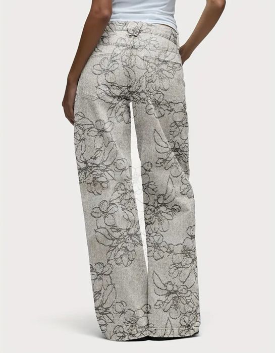 Дамски дънки с флорална бродерия