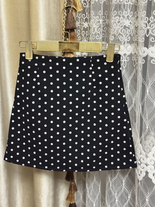 Юбка в горошек, в черно в белом цвете.