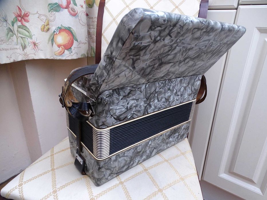 Запазен стар акордеон Велтмайстер 12 баса