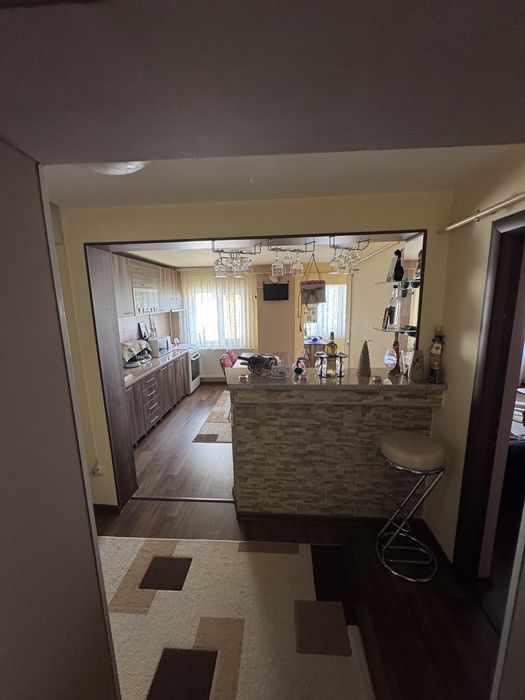 Ofer spre vanzare un superb apartament cu 3 camere !!!