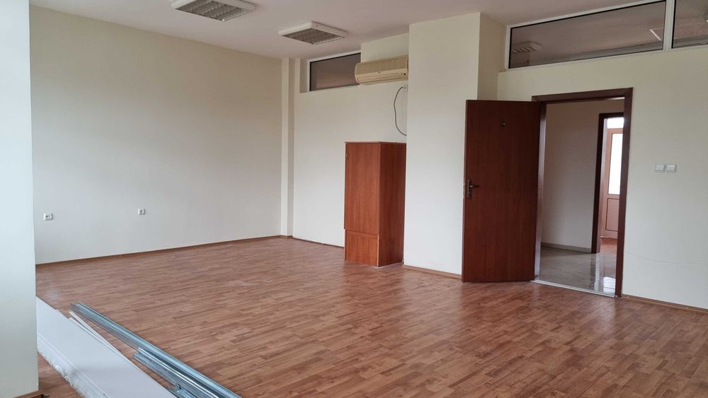 Продава се Офис в Разград, Център - 1358 кв.м за 564 €/кв.м - Снимка #8