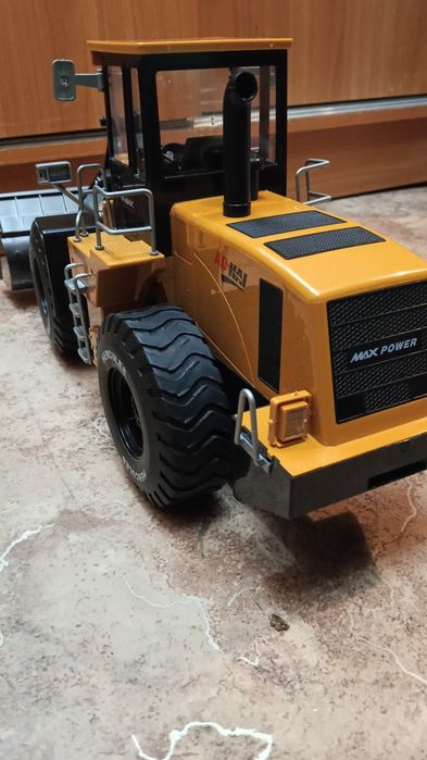 Радиоуправляемый трактор