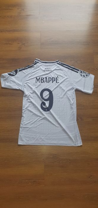 Tricou cu Mbappe la Real Madrid