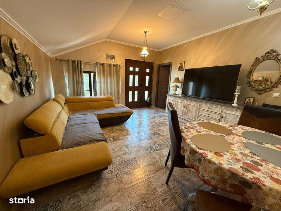 Spatiu comercial+locuinta la mansarda,3 dormitoare, living,5 bai, tere