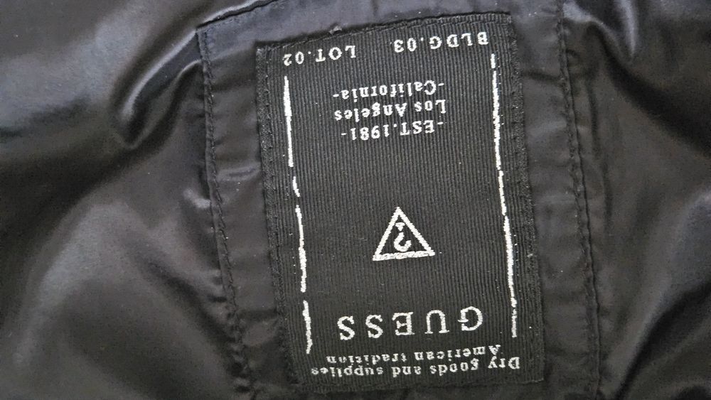 Оригинално яке Guess S размер
