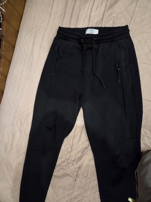 Продавам черен анцуг Bershka