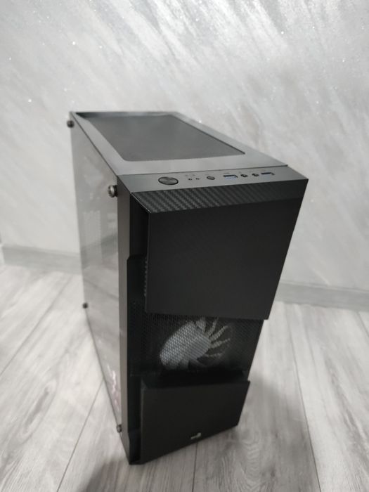Carcasă PC Aerocool cu panou lateral din sticlă securizată și 4 ventilatoare RGB