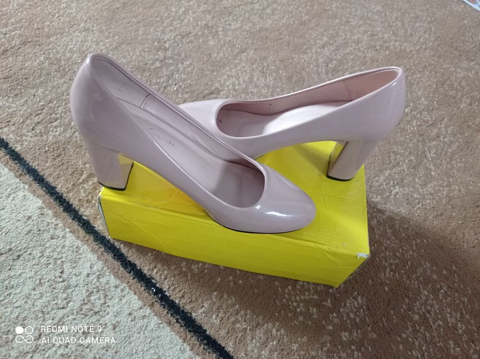 Туфли 39разм бежевый