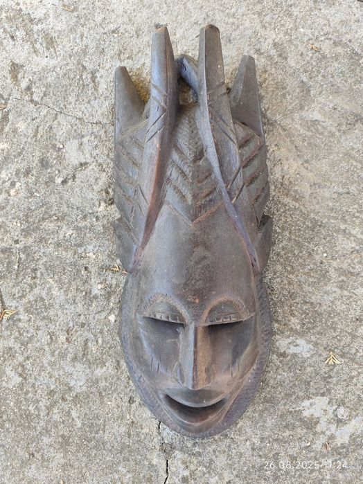 Дървена маска за стена