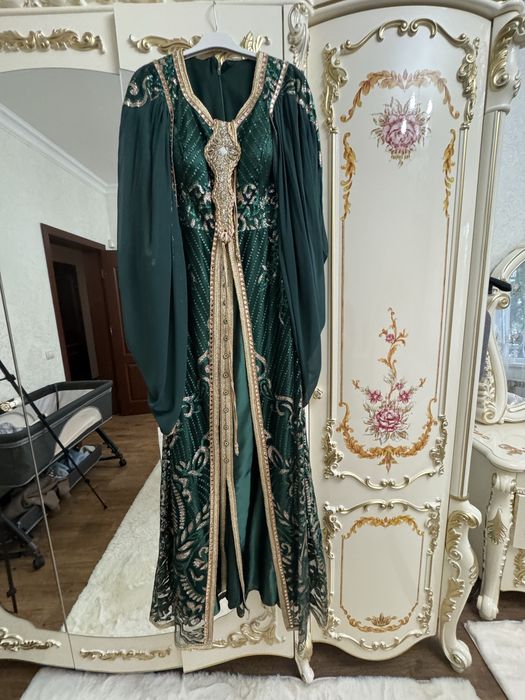 Платье изумрудного цвета
