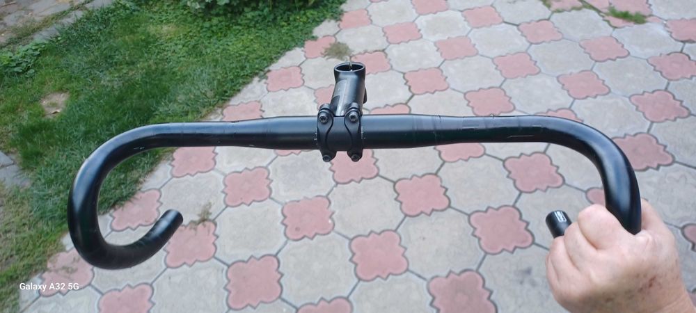 Vând ghidon aluminiu cu pipa