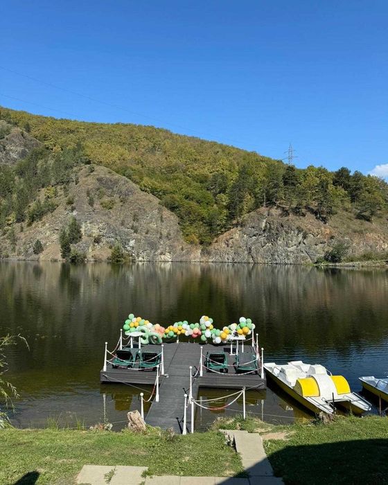 Ponton, foisor si hidrobiciclete pe lacul Somesul Cald