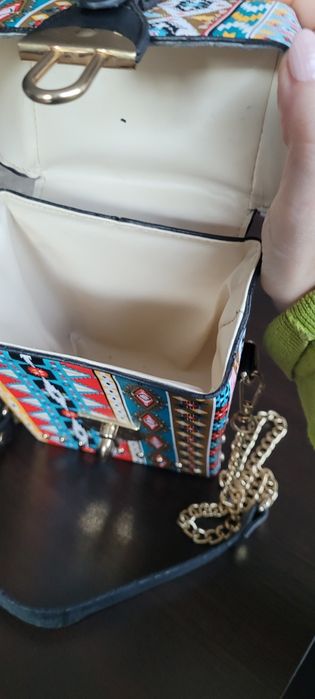 Шикозна малка чанта - тип куфарче