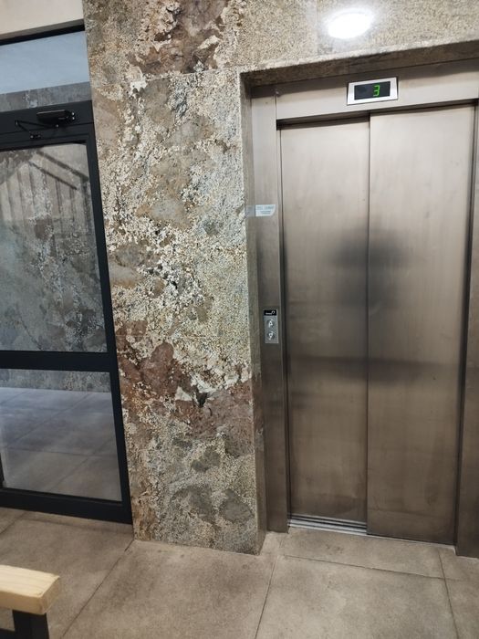 Тристаен в центъра под наем