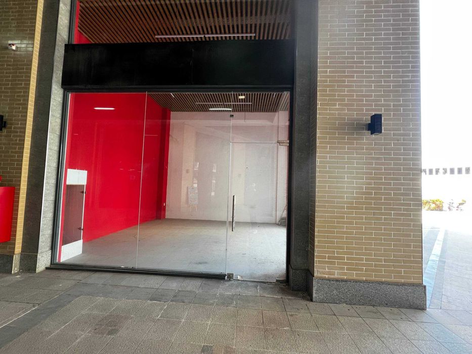 ТОП локация: угловое помещение с витражами и 6м потолками (55)