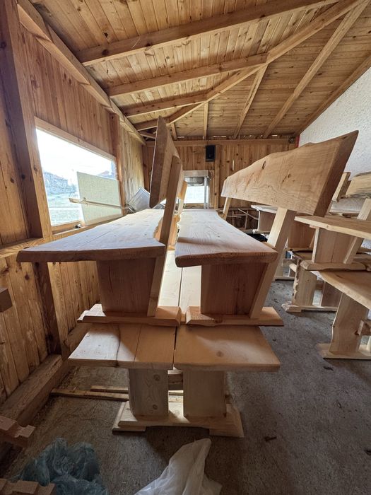 Дървена маса с пейки