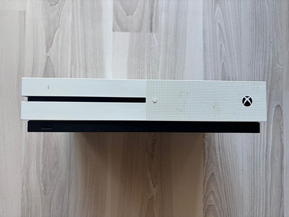 Vând Xbox One S - 500GB
