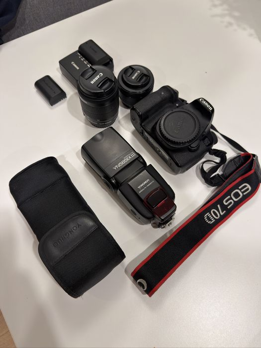 Canon EOS 70D kit + 18-55 STM + 50mm + blitz Yongnuo + rucsac Lowepro
