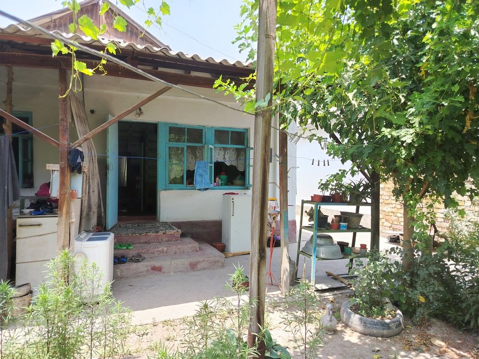 Уй сотилади 5 ҳона, ошҳона байни уй ичида, паравой атапления килинган.