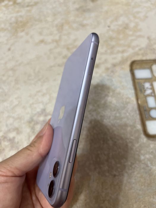 IPhone 11 с чехолом и кабелем