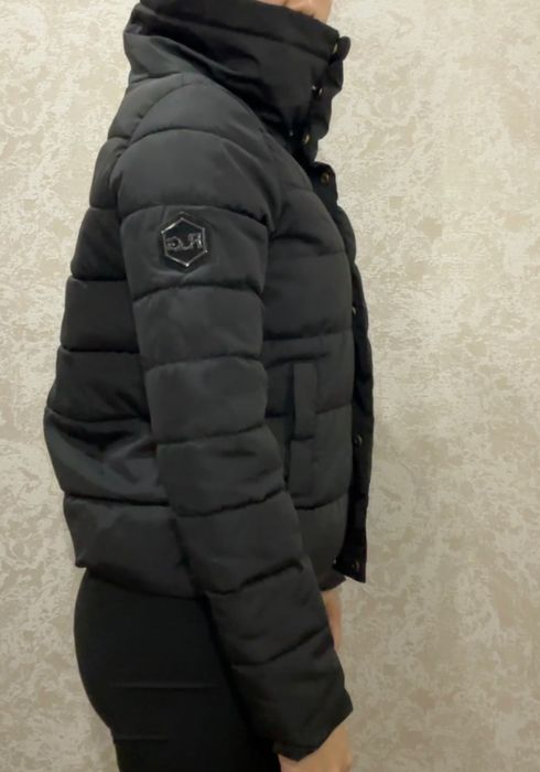 Тонкая куртка с высоким воротником